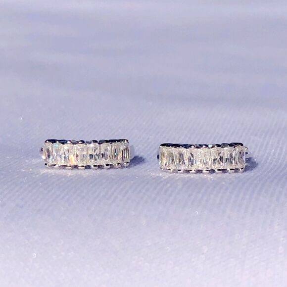 New! “Daphne” Dainty Silver Huggie Hoop Earrings - Picture 1 of 6